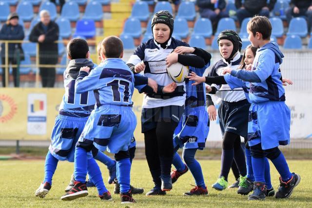 59 de copii din Suceava, băieți și fete, au jucat mini-rugby în pauza meciului România-Spania