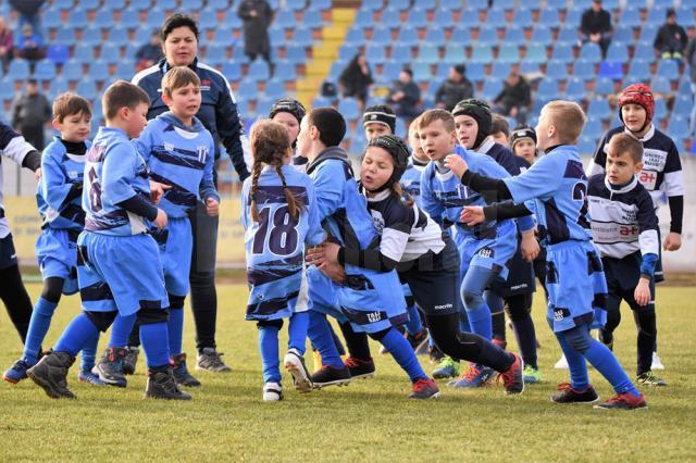59 de copii din Suceava, băieți și fete, au jucat mini-rugby în pauza meciului România-Spania