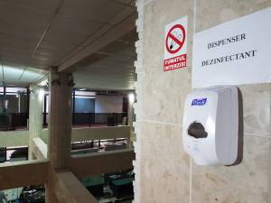 Primăria Suceava a instalat automate cu dezinfectat pe toate palierele instituției