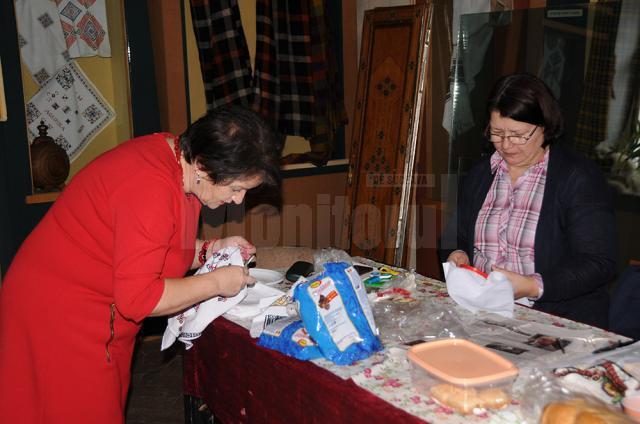 Rozalia Moraru și Lorica Botta lucrând în timpul șezătorii