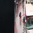 Bătrâna a căzut sub autobuzul de transport public local din care abia coborâse