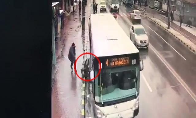 Bătrâna a căzut sub autobuzul de transport public local din care abia coborâse