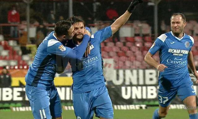 Buziuc este felicitat de coechipieri după golul marcat în poarta lui Dinamo. Foto: digisport.ro