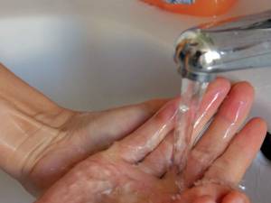 Spălare pe mâini cu apă și săpun