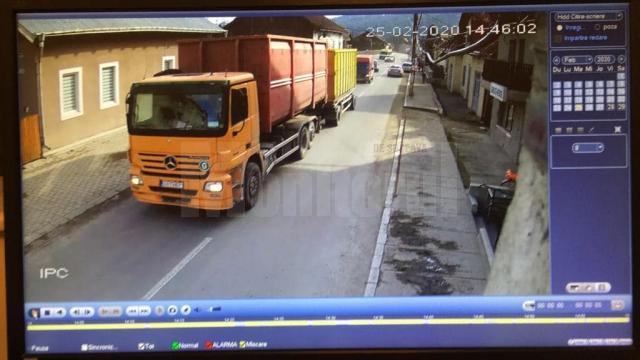 Mașina cu care a fost efectuat transportul suspect, la intrarea în Moldovița, la 14.46