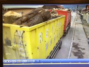 Mașina cu care a fost efectuat transportul suspect  la plecarea din Moldovița, încărcată cu lemne, la 17.34