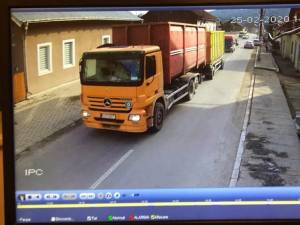 Mașina cu care a fost efectuat transportul suspect, la intrarea în Moldovița, la ora 14.46