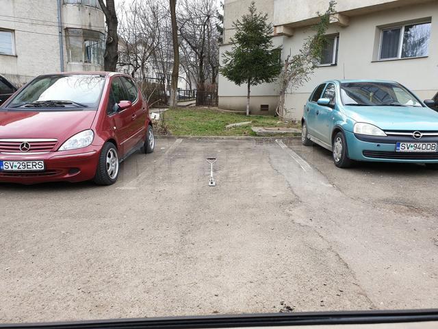 Sistem de rezervare a parcării, montat ilegal pe strada Veronica Micle din Suceava