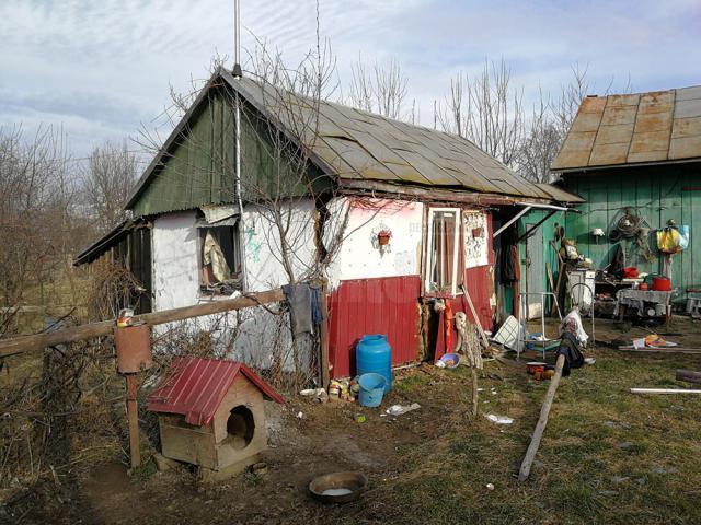 În urma exploziei, pereții bucătăriei din Zvoriștea au fost grav afectați