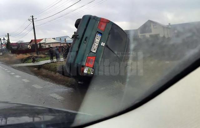 Autoturismul s-a răsturnat în șanțul de lângă drum