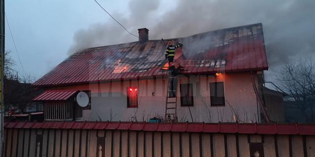 Două incendii au distrus locuințele unor familii din Fundu Moldovei și Bădeuți