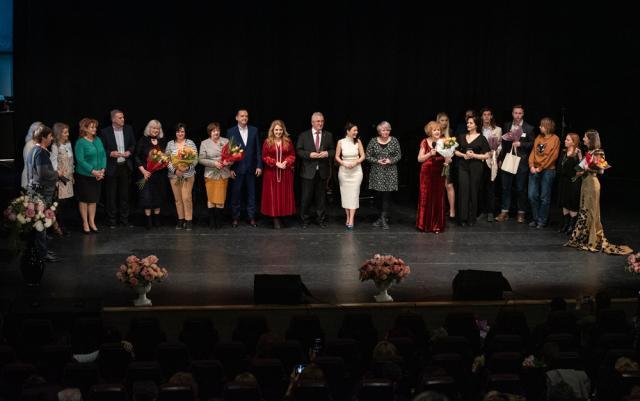 Organizatorii și invitații Galei Femei de succes, pe scenă, la finalul spectacolului Foto: Ştefan Macedon Gheorghiță @Artistul