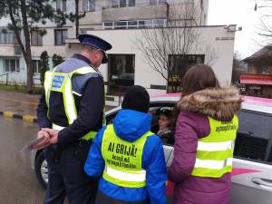 Polițiștii, alături de copii voluntari, au oferit flori şi mesaje preventive