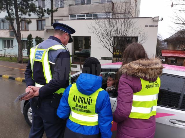 Polițiștii, alături de copii voluntari, au oferit flori şi mesaje preventive