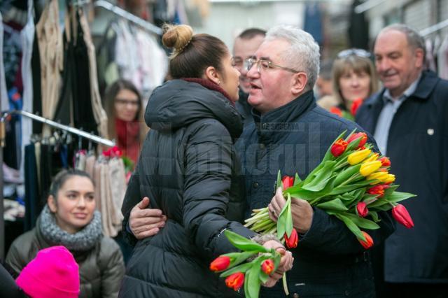 Ion Lungu a împărțit mii de flori sucevencelor, de 8 Martie