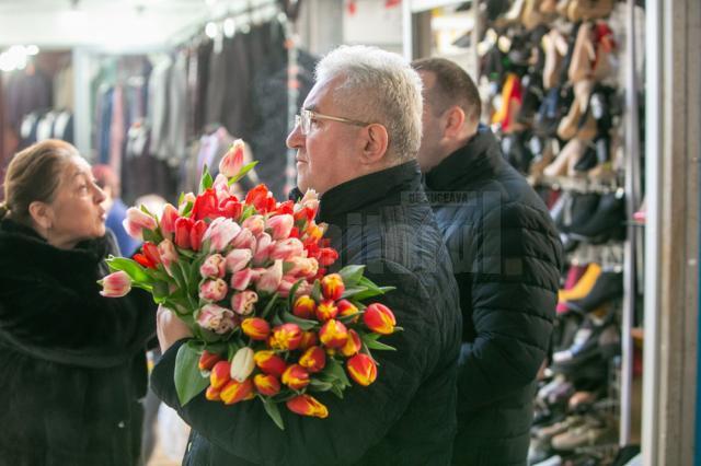 Ion Lungu a împărțit mii de flori sucevencelor, de 8 Martie