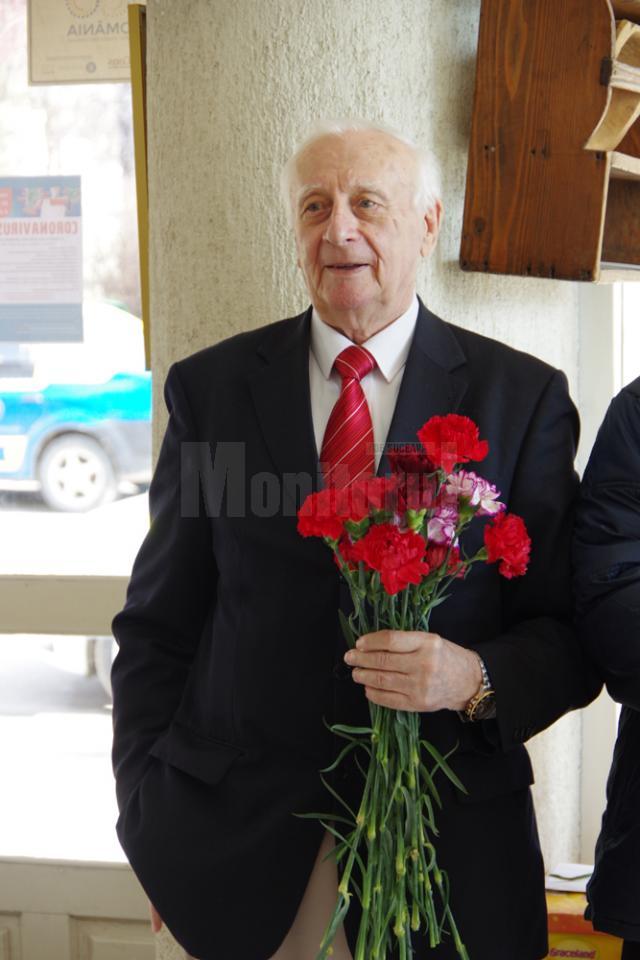 Maestrul Radu Bercea asteptand sa le ofere flori invitatelor