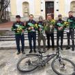 Flori și mărțișoare împărțite de membrii Asociației Suceava pe Bicicletă, de Ziua Femeii