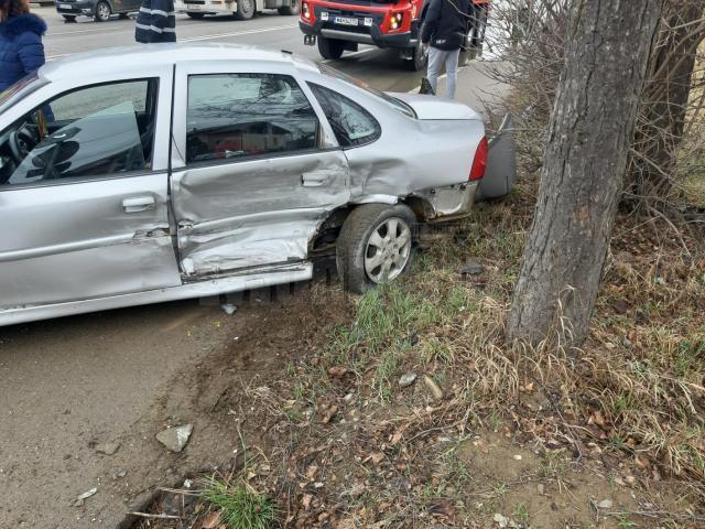 O femeie a ajuns la spital, în urma coliziunii dintre un autotren și două autoturisme, la Gura Humorului