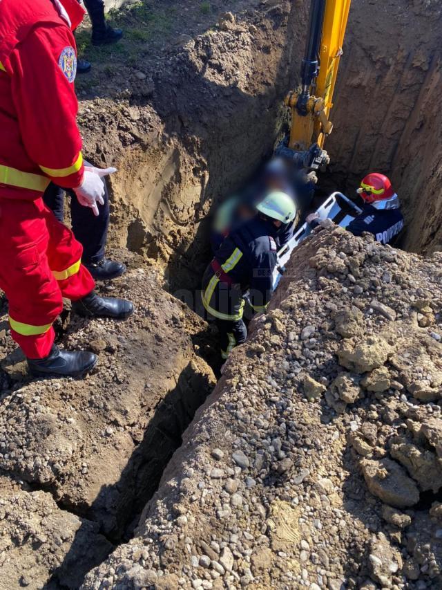Bărbat de 53 de ani, salvat după ce a fost îngropat sub un mal de pământ