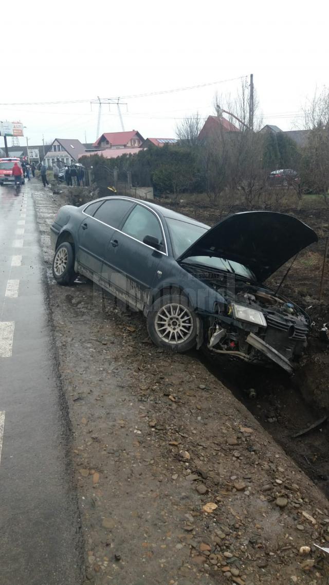 În urma impactului, autoturismul Opel a ajuns în şanţul de lângă drum