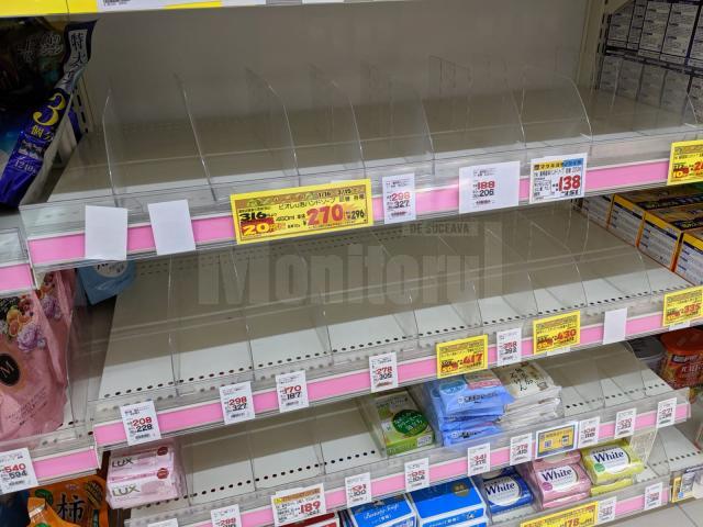 Rafturi goale în magazine din Japonia