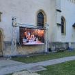 Slujba de la Mănăstirea Sfântul Ioan cel Nou de la Suceava, urmărită de suceveni pe un ecran din curtea mănăstirii