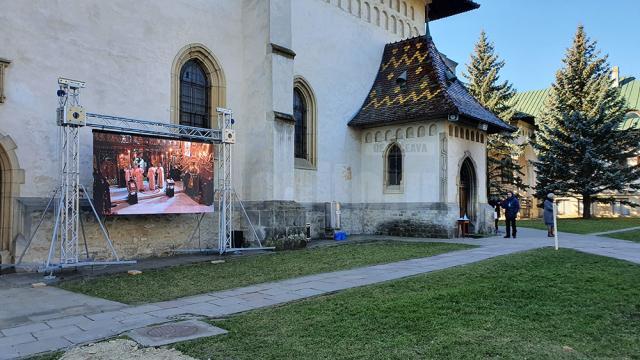 Slujba de la Mănăstirea Sfântul Ioan cel Nou de la Suceava, urmărită de suceveni pe un ecran din curtea mănăstirii