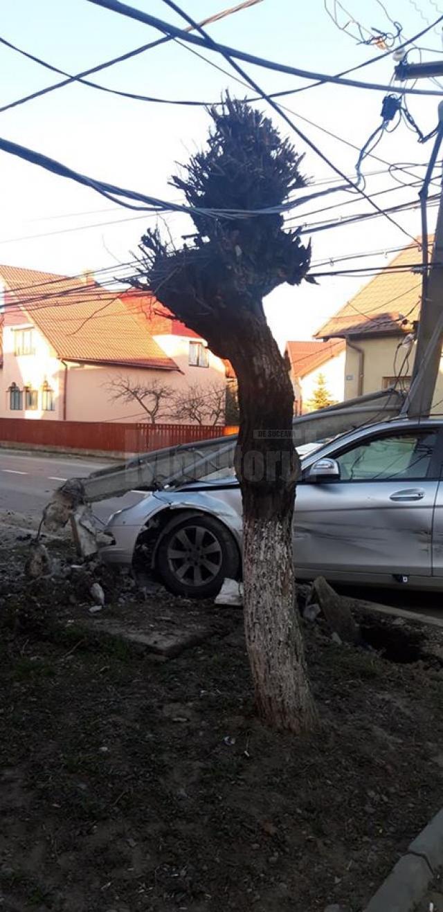 Stâlp de beton rupt în trei de o mașină scăpată de sub control