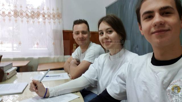 Voluntari ai Asociației Tinerilor Ortodocși Suceveni (ATOS)
