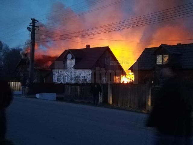 Incendiu foarte puternic, extins la trei case