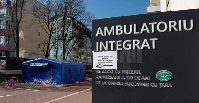 La Spitalul de Urgență Suceava, triajul pacienților se face în corturi amplasate în curtea unității medicale