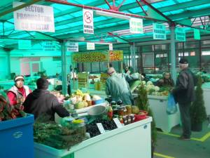 Mască și mănuși de protecție, obligatorii pentru vânzătorii din piețele agroalimentare din Suceava