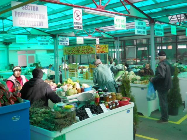 Mască și mănuși de protecție, obligatorii pentru vânzătorii din piețele agroalimentare din Suceava