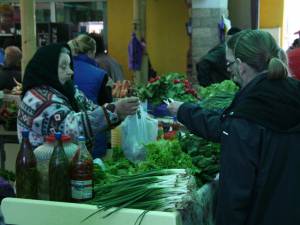 De astăzi, fiecare vânzător din piețele agroalimentare de pe raza municipiului Suceava are obligația de a purta mască și mănuși de protecție