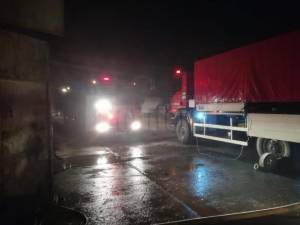 Hală de la fabrica de mobilă din Rădăuţi, cuprinsă un incendiu provocat intenționat