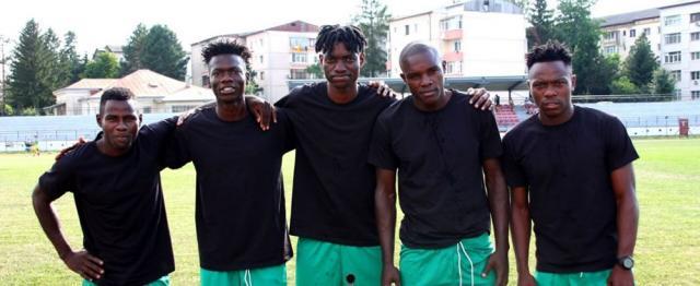Cei cinci fotbaliști camerunezi legitimați la Şomuz. Foto: Cronica de Fălticeni