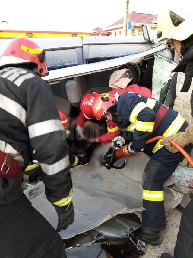 Un mort și doi răniți, după ce o mașină a intrat într-un cap de pod