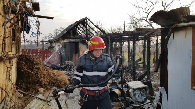 Focul a fost stins după aproape trei ore de muncă a pompierilor