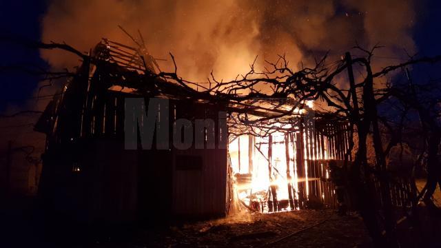 Incendiu extins la două gospodării la Adâncata. Un bărbat disperat să stingă focul a suferit arsuri