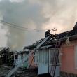 Incendiu extins la două gospodării la Adâncata. Un bărbat disperat să stingă focul a suferit arsuri
