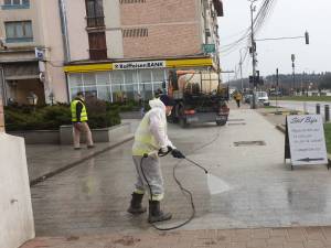 Ample acțiuni de dezinfecție în locurile publice din municipiul Suceava 3