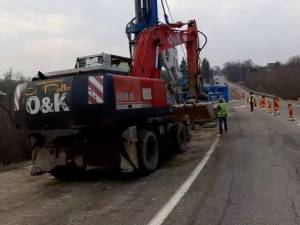 Au fost reluate lucrările în zona cu alunecări de pe DN 17, la Ilișești