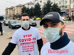 Cu măști de protecție și mănuși, pe bicicletă prin Suceava, pentru a-i trimite pe cei de pe străzi la casele lor