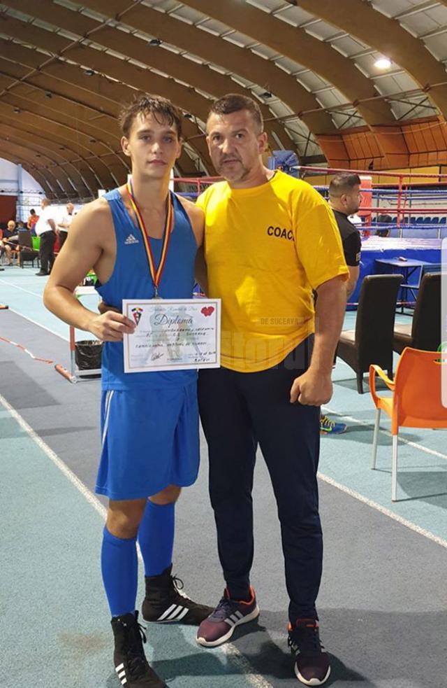 Laurențiu Ungureanu alături de antrenorul Andu Vornicu