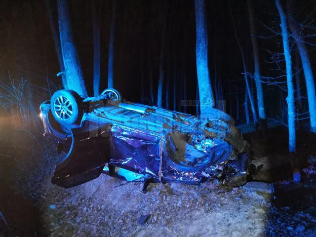 Mașina s-a răsturnat la marginea pădurii dintre Adâncata şi Suceava