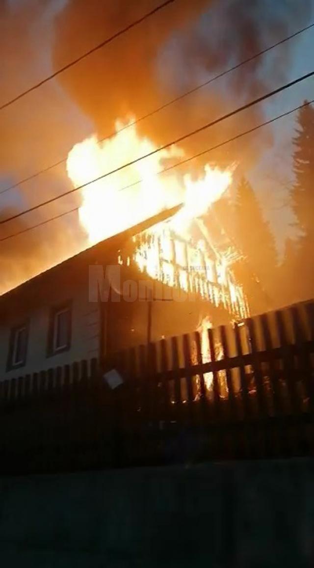 Un incendiu violent a afectat grav o locuință din comuna Iacobeni