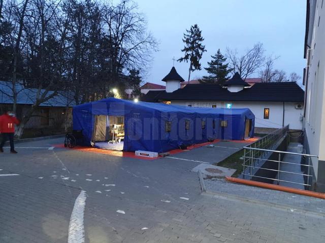 Corturile de triaj de la spitalul vechi din Suceava au fost instalate