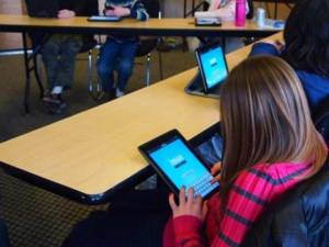 Liceenii din comunități dezavantajate vor primi tablete cu internet, pentru lecții online