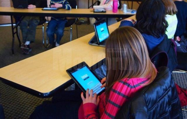 Liceenii din comunități dezavantajate vor primi tablete cu internet, pentru lecții online